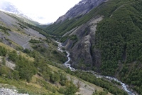 Ascendio Tal mit dem gleichnamigen Fluss. Der Weg führt auf der linken Seite dem Hang entlang.